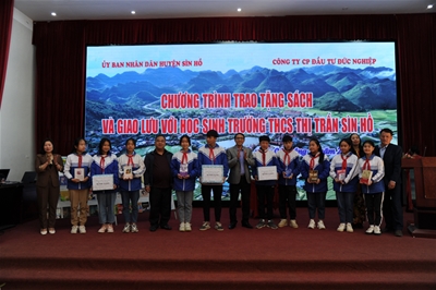 1500 cuốn sách đã được trao tặng trường THCS Thị trấn Sìn Hồ (tỉnh Lai Châu)